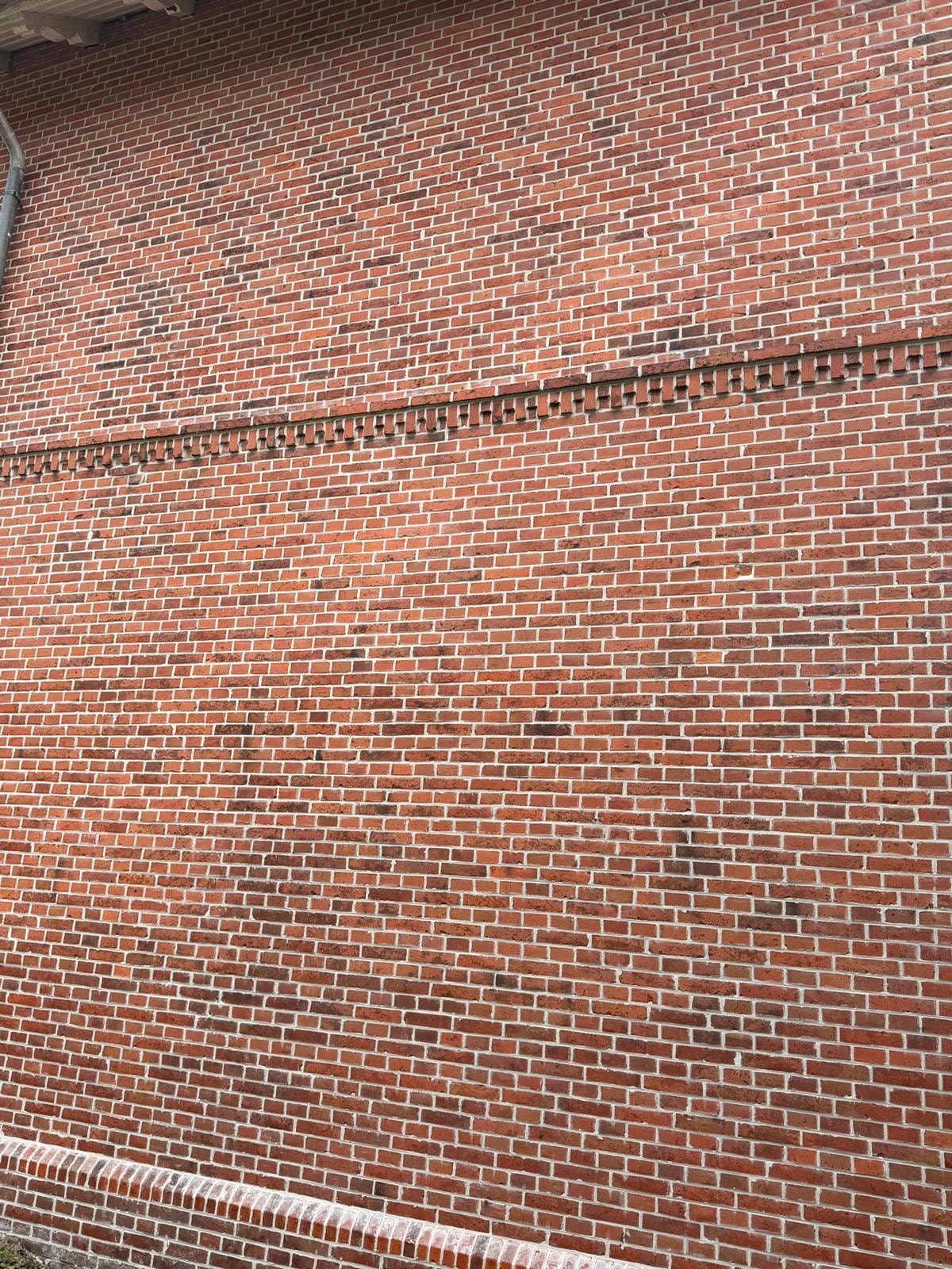 Detailansicht einer hochwertig verfugten roten Klinkerfassade