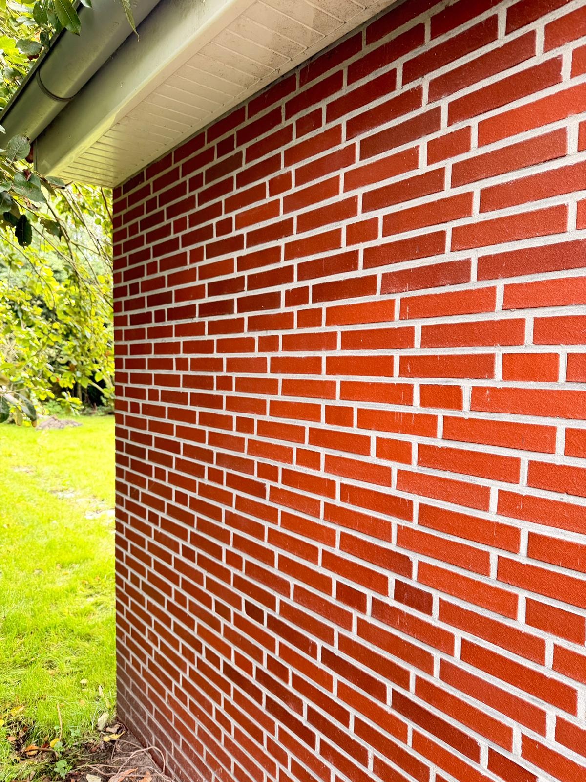 Nachher: sauber sanierte Klinkerfassade mit hellen Fugen