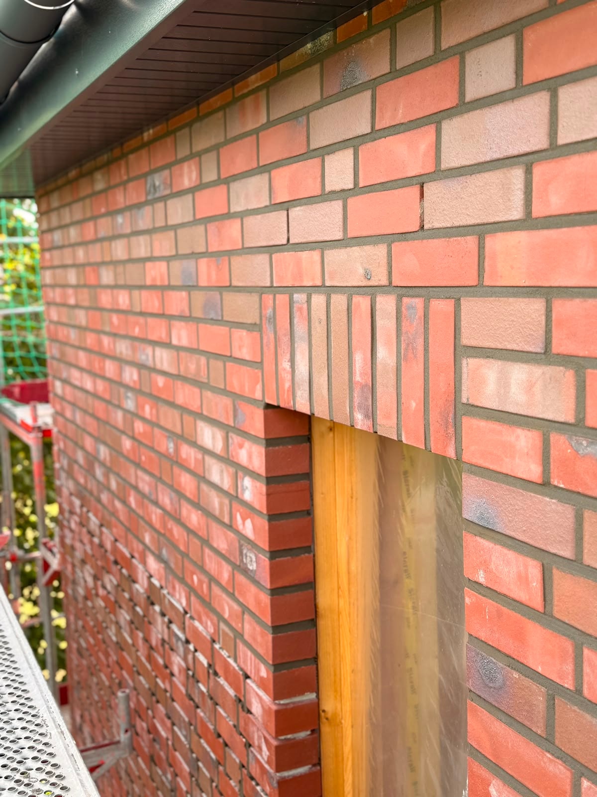 Nachher: fachgerecht ausgeführte Klinkerfassade