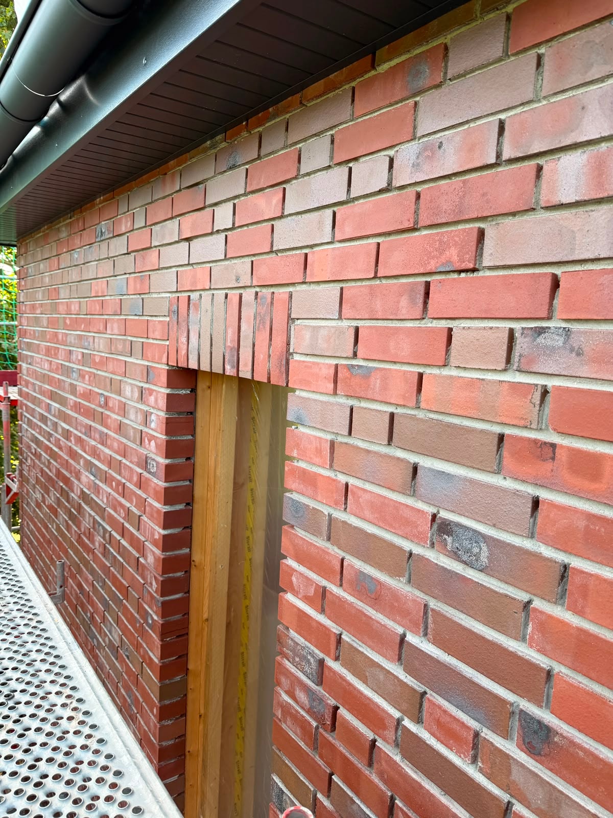 Vorher: Klinkerfassade vor der fachgerechten Sanierung